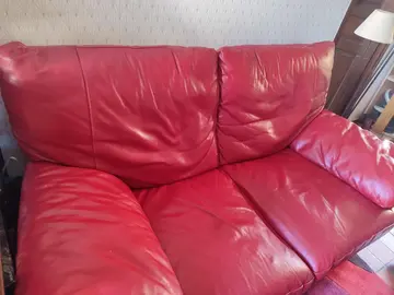 canapé en cuir rouge