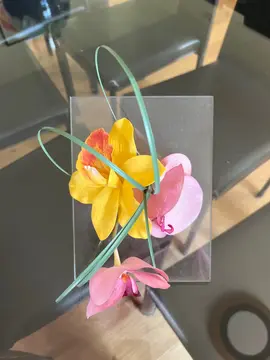 fleurs artificielles dans vase