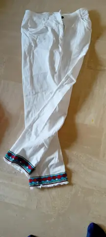 pantalon blanc avec bordure en perles
