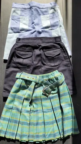 3 jupes quasi neuves taille 8 ans