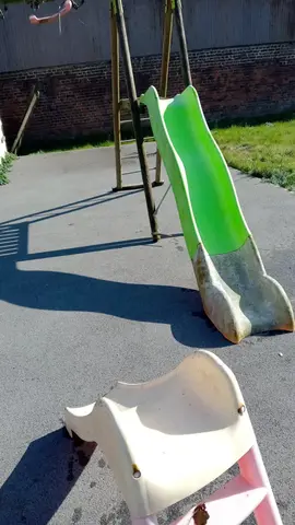 balanssoire tobogan et trampoling .