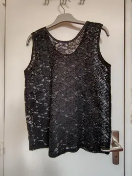 Débardeur noir dentelle motifs roses T38/40