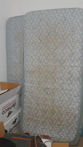 2 matelas abime identique
