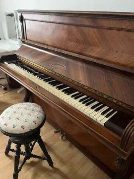 Piano droit bien entretenu