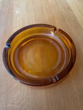 Donne cendrier en verre