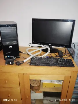 meuble trois tiroirs porte vitrée une étagère et une tour avec écran et clavier