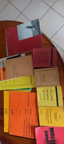 manuels, grammaire et dictionnaires bretons. Deux revues des Glénans 1957 et 1958