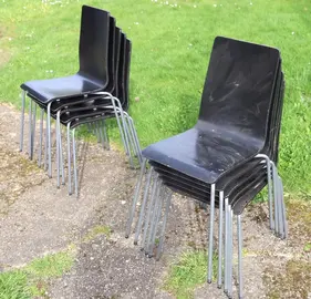 11 Chaises noires. On peut prendre le nombre que l'on veut