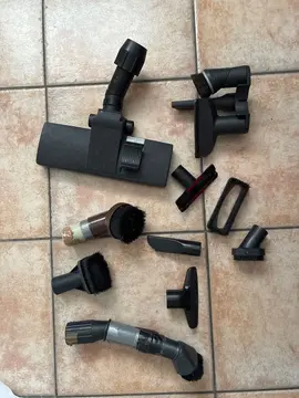 Diverses brosses d’aspirateur