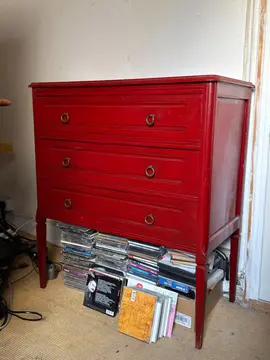 Petite commode rouge repeinte