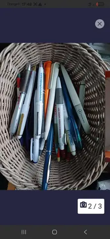lot de stylos crayons de couleurs et crayons gris