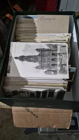 une boite de cartes postales anciennes