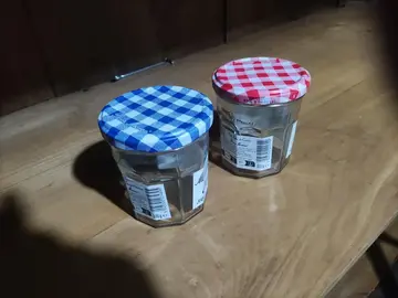 deux pots vides de confiture.