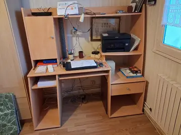 bureau en bois avec de nombreux rangements
