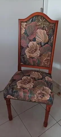 Chaise cloutée