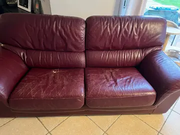 canapé en cuir rouge