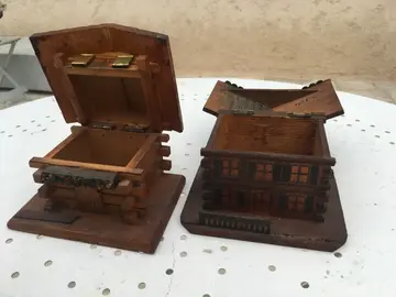 2 petites boîtes en forme de chalets