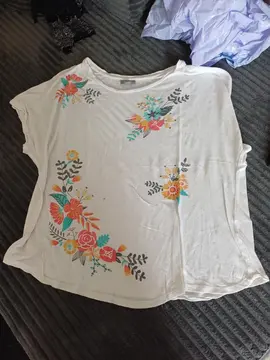 T shirt blanc à fleur taille 48