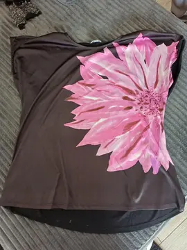 T shirt noir fleuri taille 48