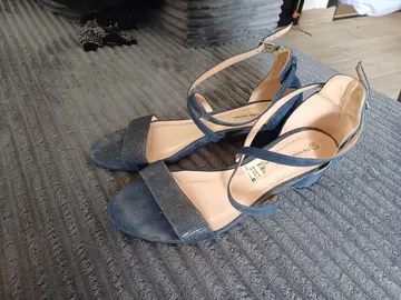 Chaussures bleu marine à brides taille 41