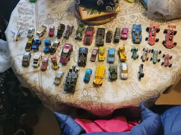 Lot de voiturettes état moyen