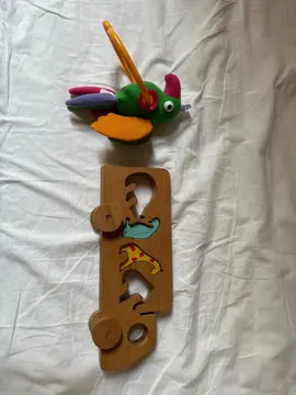 jeu en bois et perroquet