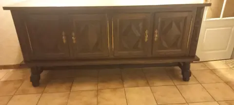 meuble en bois foncé