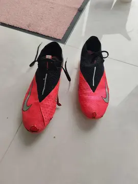 chaussures de football Nike. t 43. dans l'état comme sur la photo