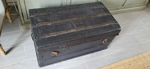 malle , téléphone deco , bougeoir