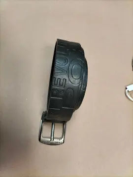 ceinture homme état moyen , juste Une petite trou pour ajuster la taille (voir la 3 ème photo)