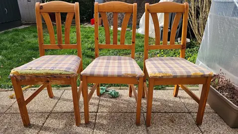 6 chaises en bois A Rénover