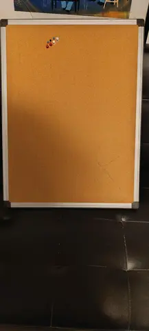 Tableau en liège 45x60 avec épingles mais 1 impact