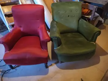 fauteuils crapauds - bureau d'écolier double en bois - ancienne table de malade en bois