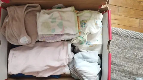 vêtements fille 12 mois+ bavoirs..