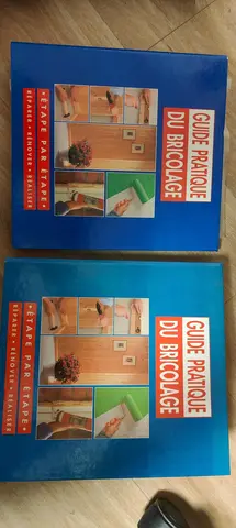 2 classeurs contenant des fiches de bricolage