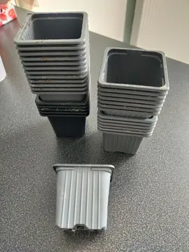 petits godets pour jardiner