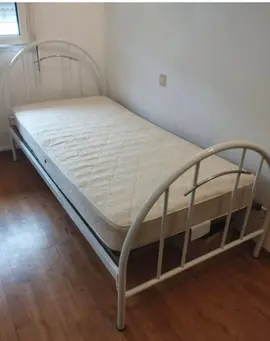 donne lit en métal blanc