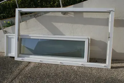 Porte-fenêtre avec cadre d'installation