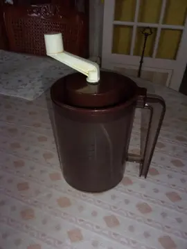 Batteur doseur manuel avec poignée pour battre oeufs crèmes ou autres en PVC marron et transparent