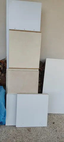 Etagères en mélaminé blanc ou aggloméré tapissé