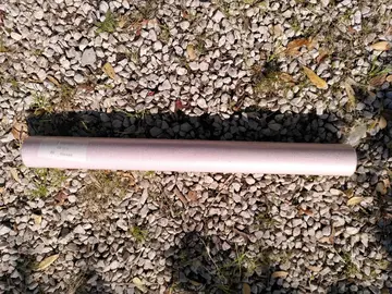 un rouleau de papier peint rose pâle