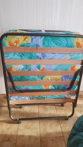 Lit pliant 80x190 sommier et matelas, sur roulettes. Peu servi.