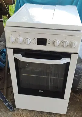 Cuisinière 3 gaz + 1 plaque élec + four