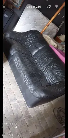 canapé noir cuir craquelé d'usures