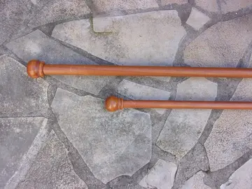Lot 2 anciennes tringles à rideaux ou barres en bois 1 = Long.190 cm et 1 = Long. 135 cm