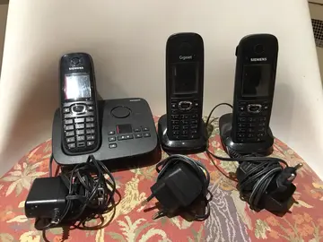 Telehphone fixe avec chargeur et deux combinés