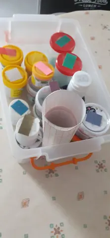 petits pots divers de sable coloré