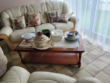 Table basse en merisier, meuble télé en merisier et chaise bois et velours