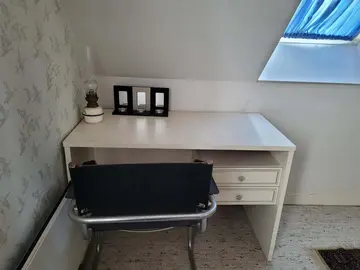 Bureau en contreplaqué et sa chaise en métal