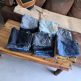 lot vêtements jeans femme/ et d'autres vêtements don fait a quel q’un dans le besoin